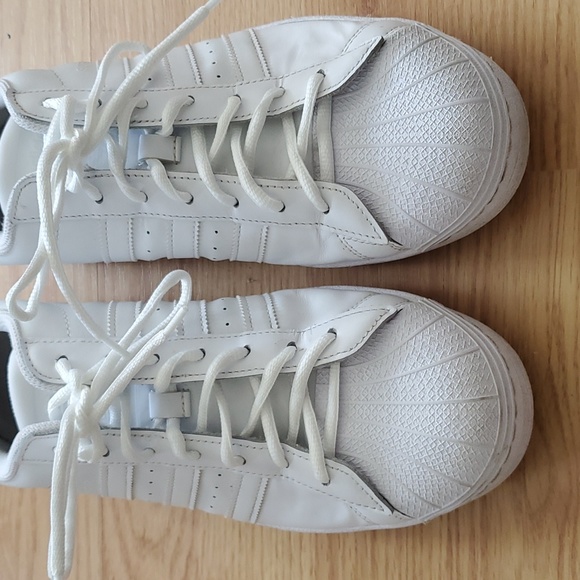 Superstar Adidas white shoes 10.5 - Picture 2 of 13
